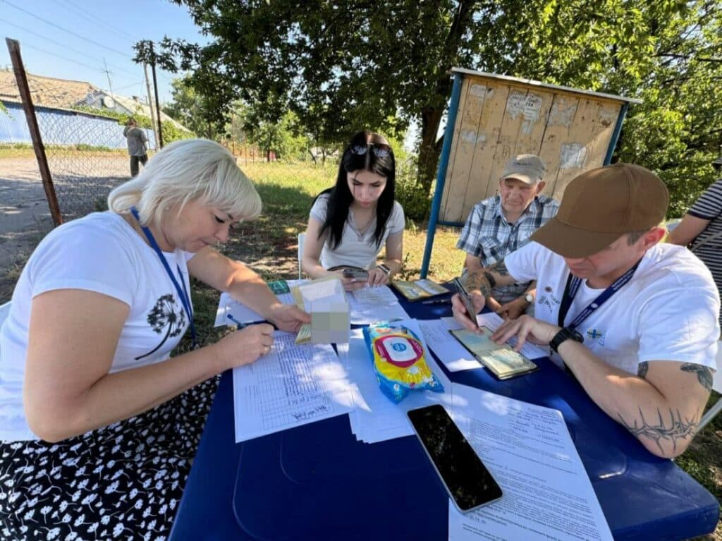 "Карітас Маріуполь" доставляє питну воду жителям Селидівської громади (фото)