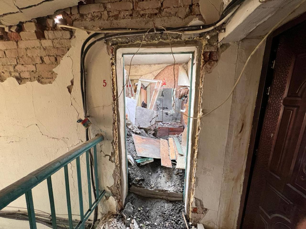 Поранений унаслідок удару по багатоквартирному будинку в Краматорску перебуває у важкому стані