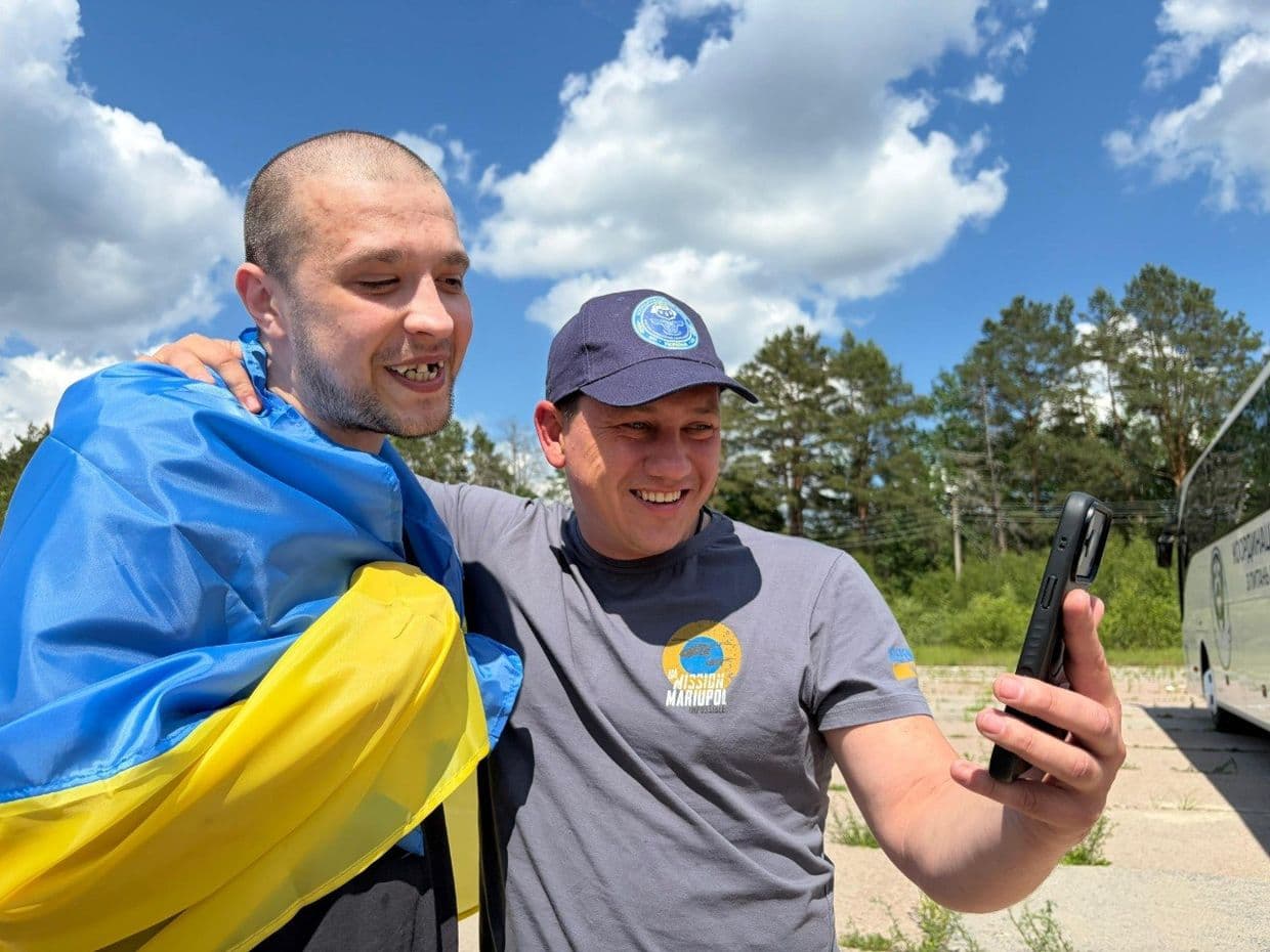 У межах 75-го обміну полоненими додому повернулися й бійці "Азову" та оборонці Маріуполя (фото)
