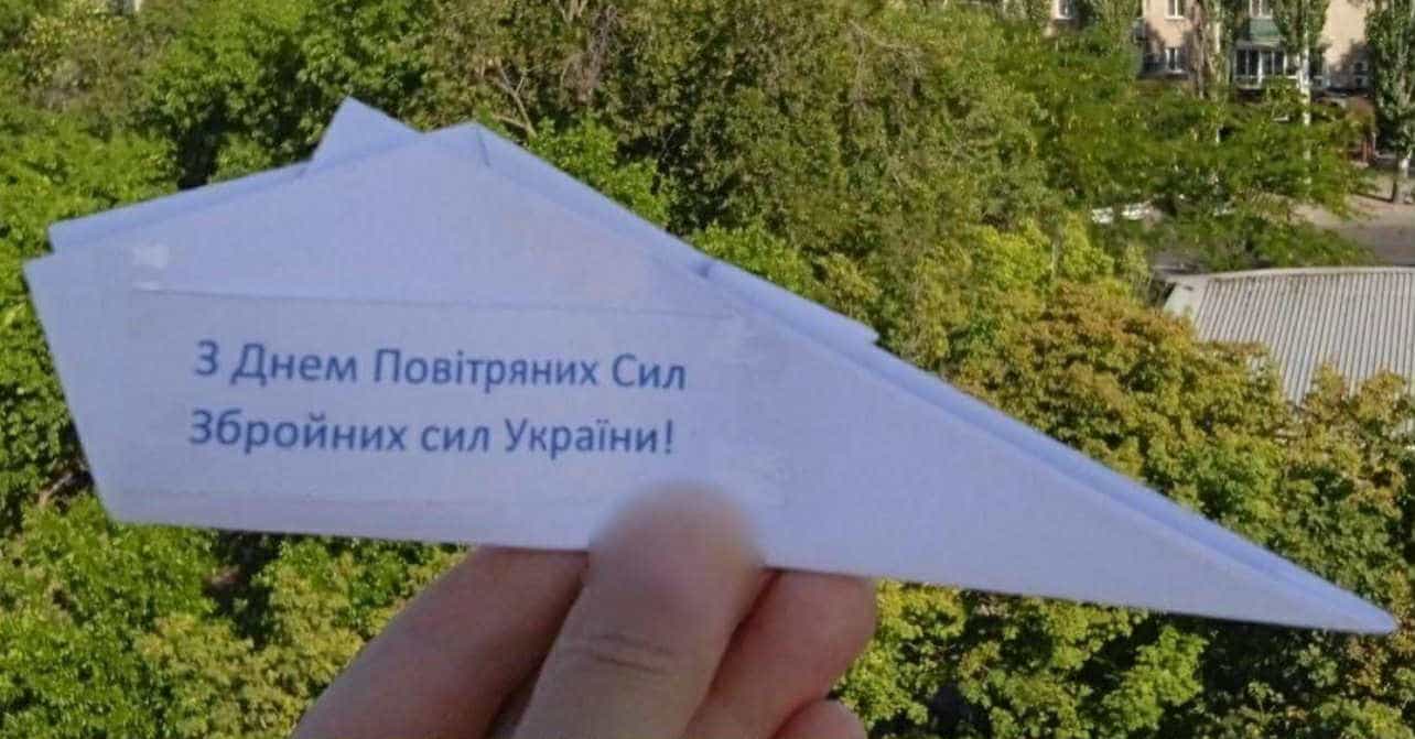На ТОТ запусили сотні паперових літачків на честь ЗСУ (фото)