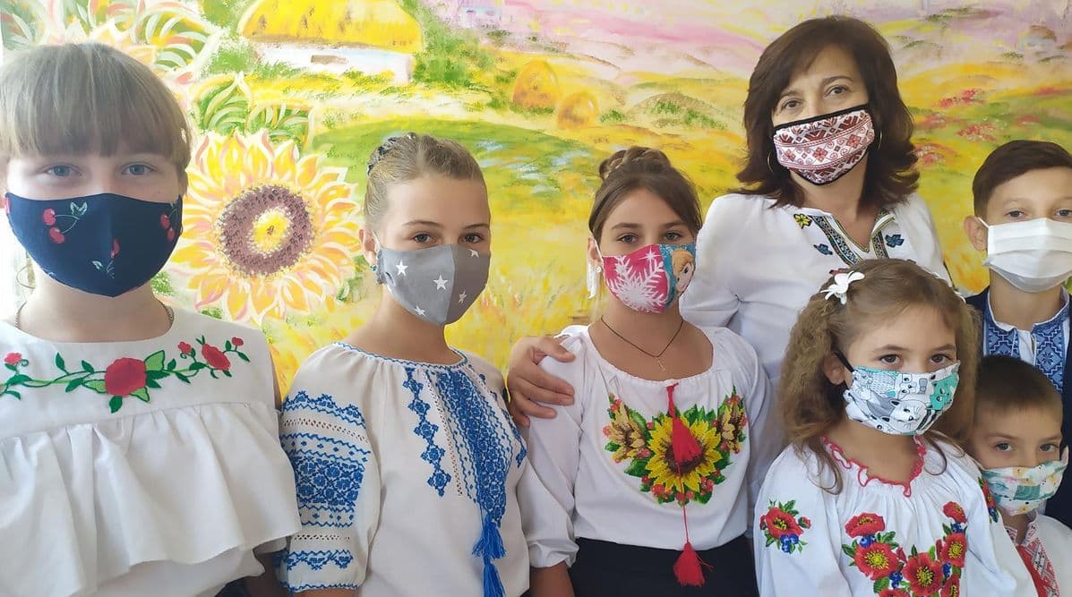 День знаний по правилам карантина: школьники Славянска встретили 1 сентября