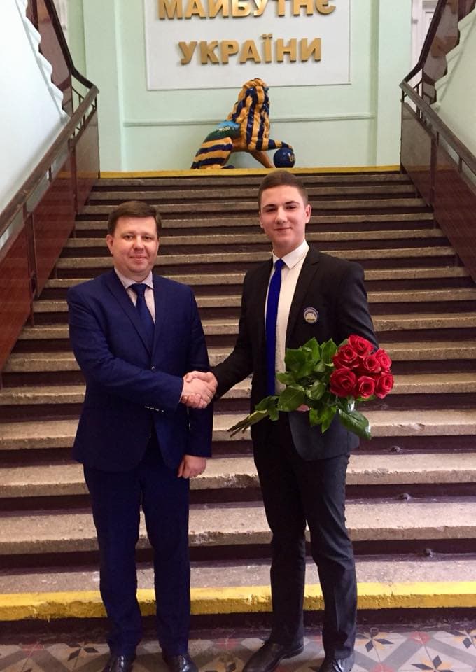 Новоизбранного главу Молодежного парламента Ростислава Чучмая поздравляет депутат Мариупольского городского совета Владимир Курский