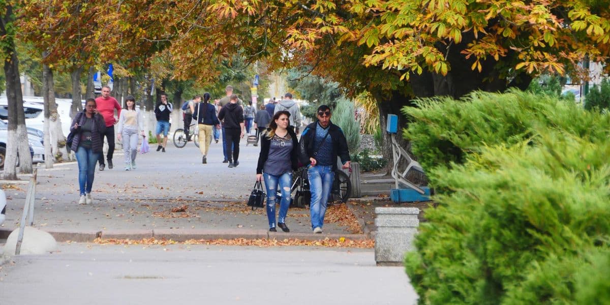 Еще не в "красной", но уже не в "зеленой": Славянск среди пяти городов региона, где ужесточили ограничения
