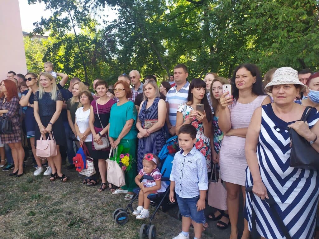 День знаний по правилам карантина: школьники Славянска встретили 1 сентября