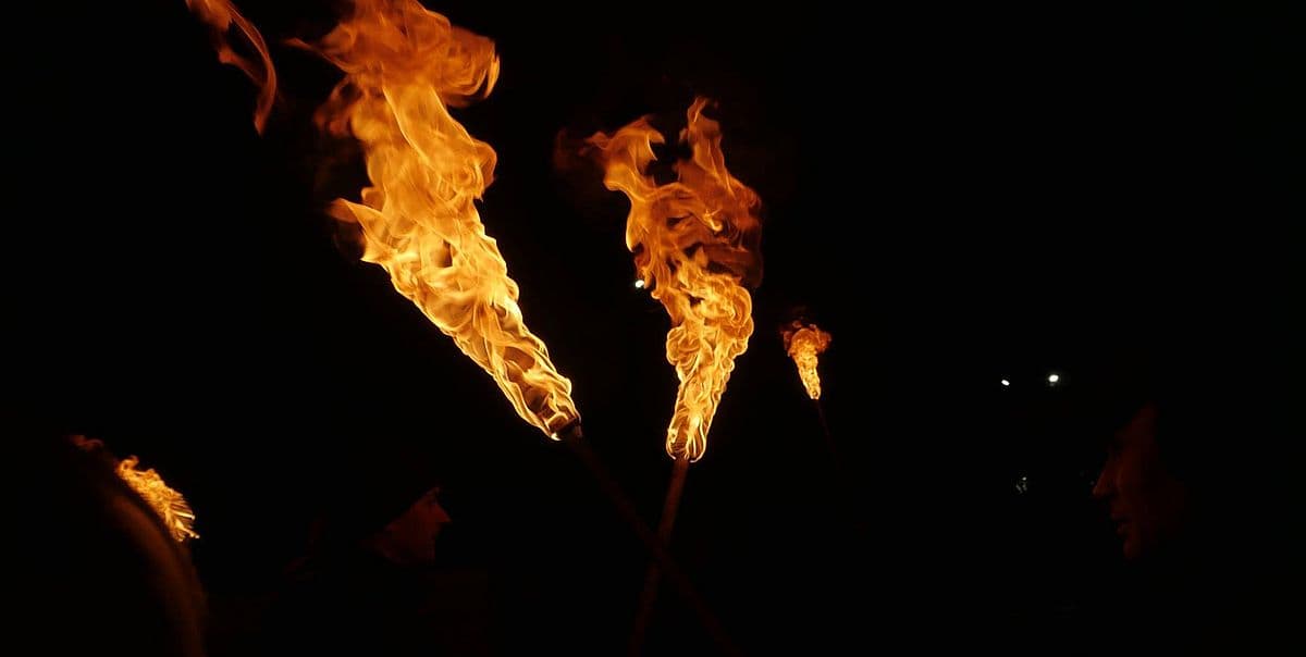 Заборона на найвідоміший "бандерівський" символ. Як смолоскипні ходи на Донбасі пережили опір влади