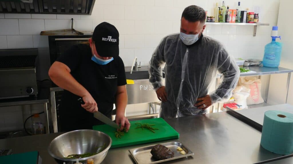 Стейк из 17 века и "марсианская трава" с соленых озер: историческая кулинария Славянска