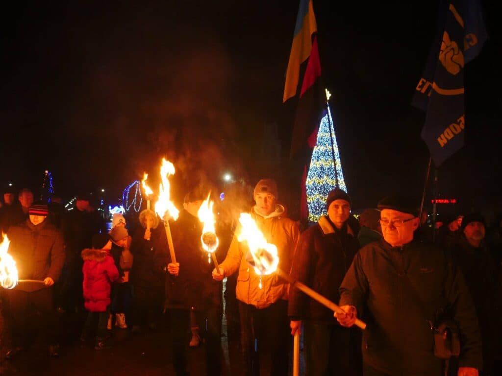 Заборона на найвідоміший "бандерівський" символ. Як смолоскипні ходи на Донбасі пережили опір влади