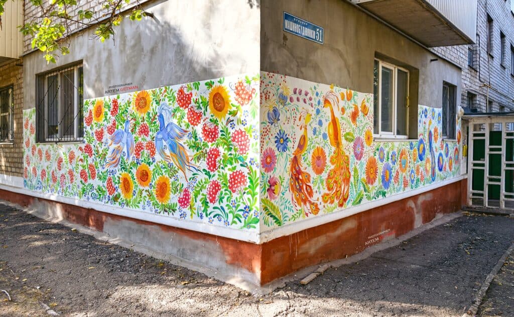 Краски жизни: как художница из Краматорска создает сказочный мир на стенах домов