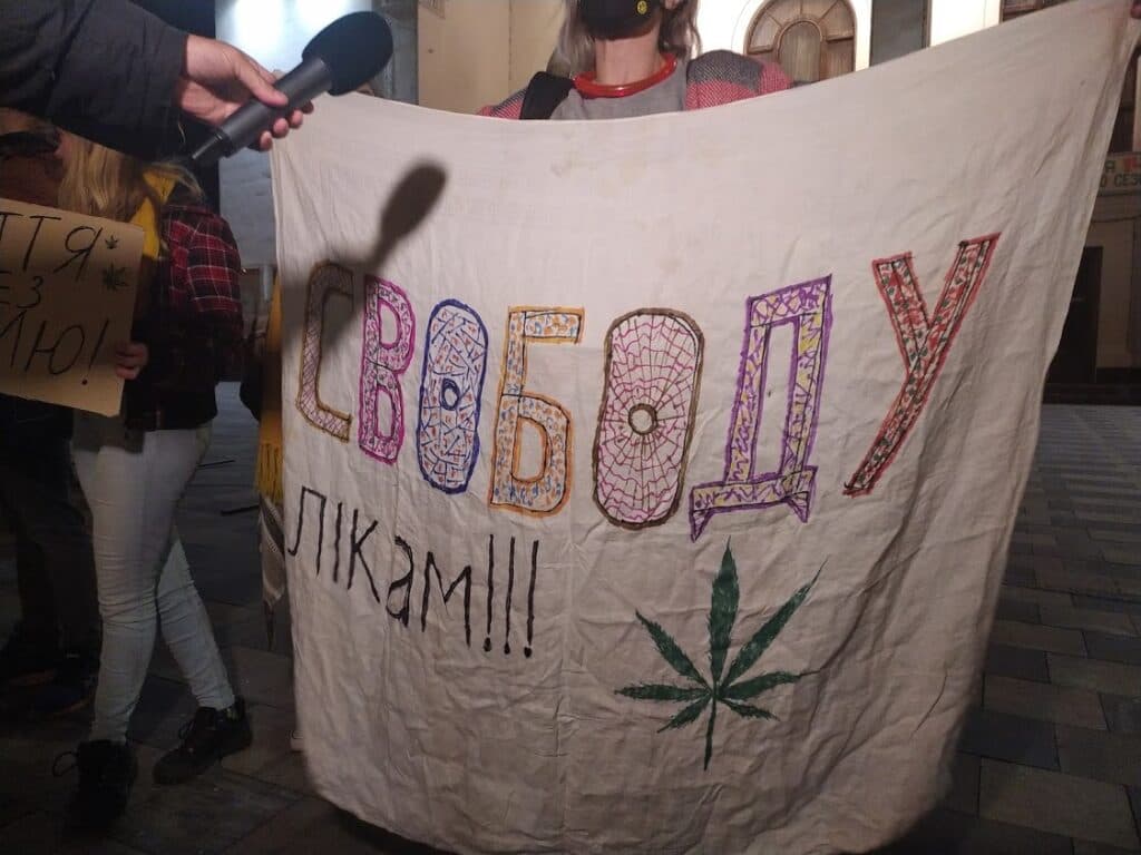 Трава, которая лечит: мариупольцы вышли на акцию за легализацию медицинского каннабиса