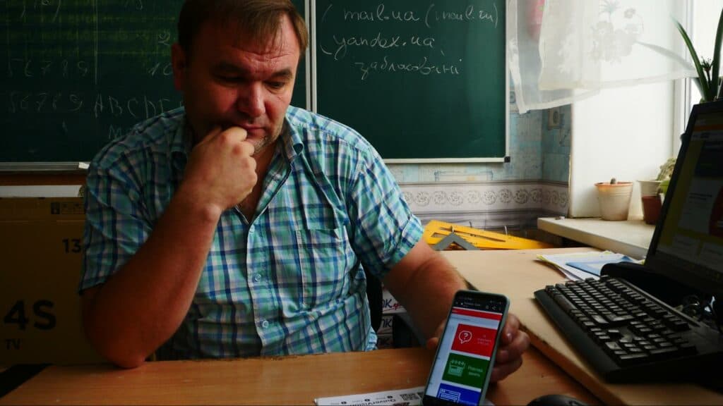 Как сделать смартфон полезным для учебы: учитель из Славянска рассказал о любимых приложениях