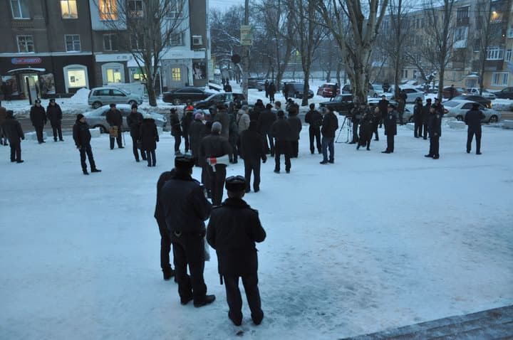 Заборона на найвідоміший "бандерівський" символ. Як смолоскипні ходи на Донбасі пережили опір влади