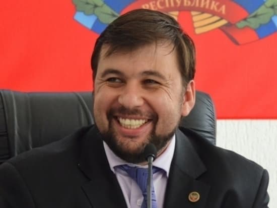 Телеканал "ДНР" показал эпичный стакан в кабинете Пушилина: видео