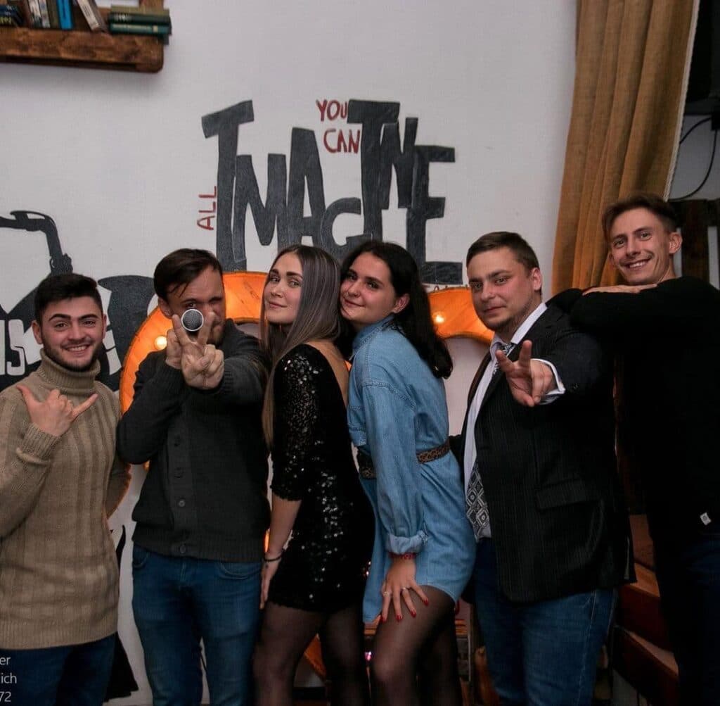 О чем принято шутить в Мариуполе? Главные стендаперы города о локальном юморе, табу на сцене и "чернухе"