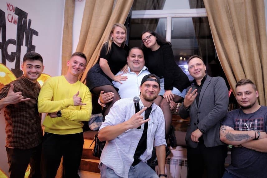 О чем принято шутить в Мариуполе? Главные стендаперы города о локальном юморе, табу на сцене и "чернухе"