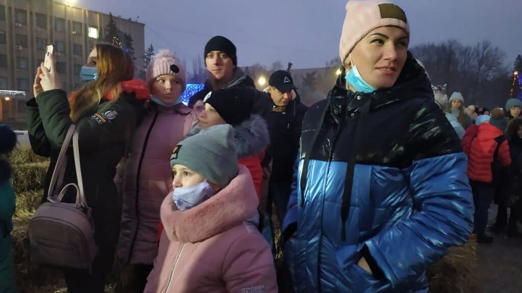 Аттракционы, елка и “забытая” социальная дистанция: как в Славянске отметили День Святого Николая