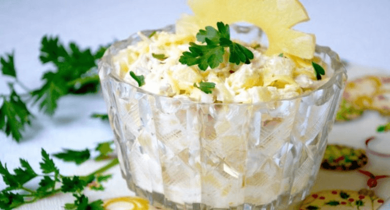 Салат с ананасами и маринованным луком
