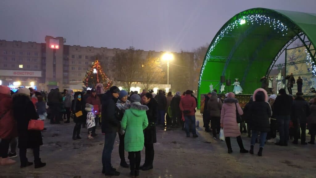 Аттракционы, елка и “забытая” социальная дистанция: как в Славянске отметили День Святого Николая