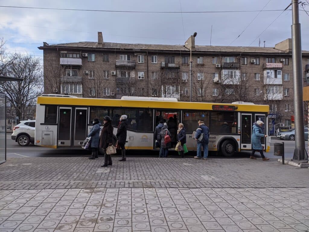 Успеть до локдауна: безопасно ли отмечать праздники на главной елке Мариуполя