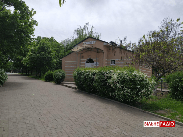 Один почти на 7 тысяч жителей. Почему в городах Донбасса жалуются на общественные туалеты и что с этим делать?