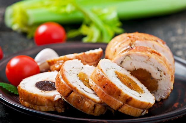 Праздничный мясной рулет