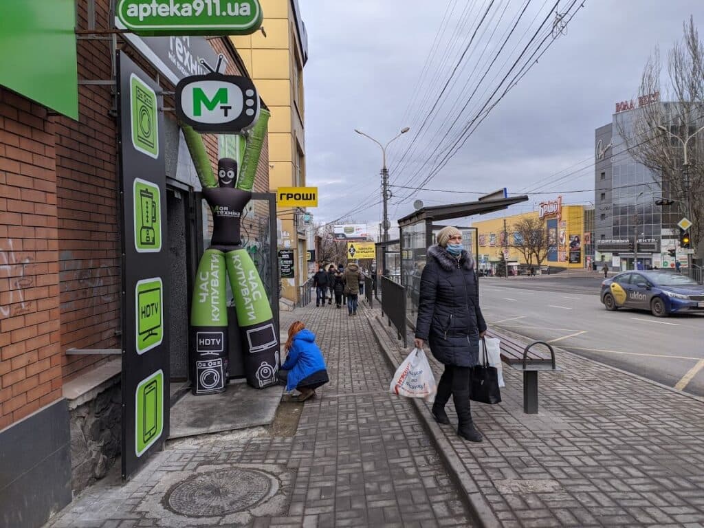 Успеть до локдауна: безопасно ли отмечать праздники на главной елке Мариуполя