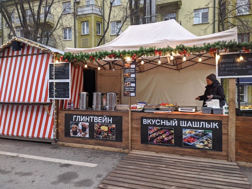 Мариуполь на локдауне: где купить носки и стройматериалы?