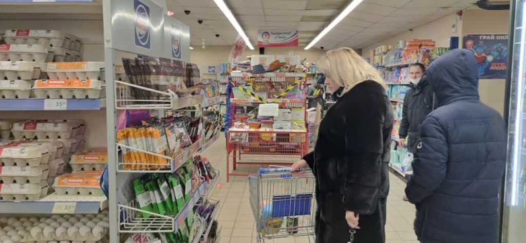 Без носков и батареек: как проходит локдаун в Славянске