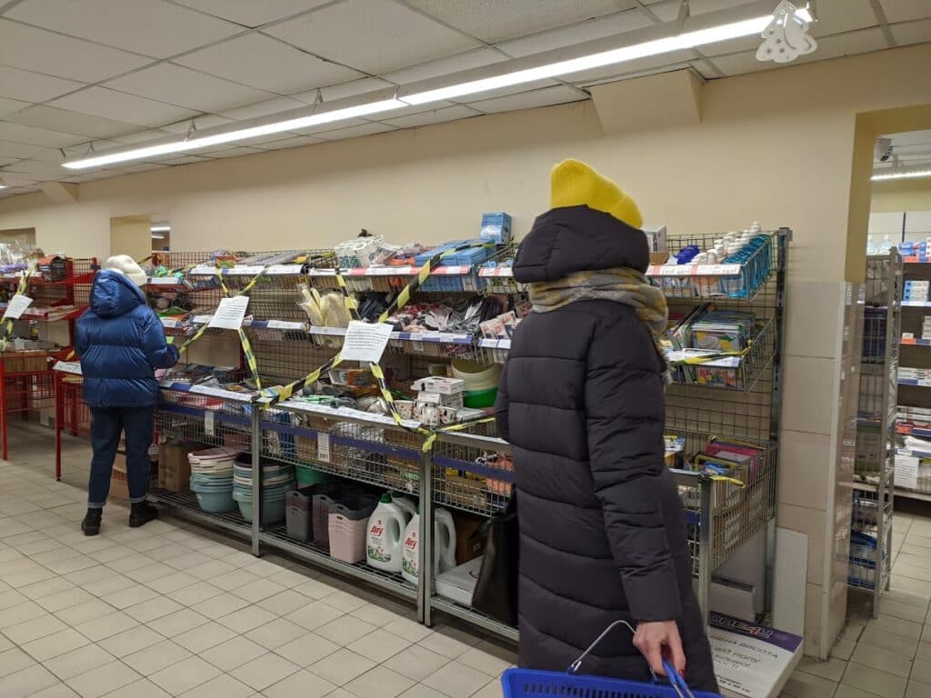 Мариуполь на локдауне: где купить носки и стройматериалы?