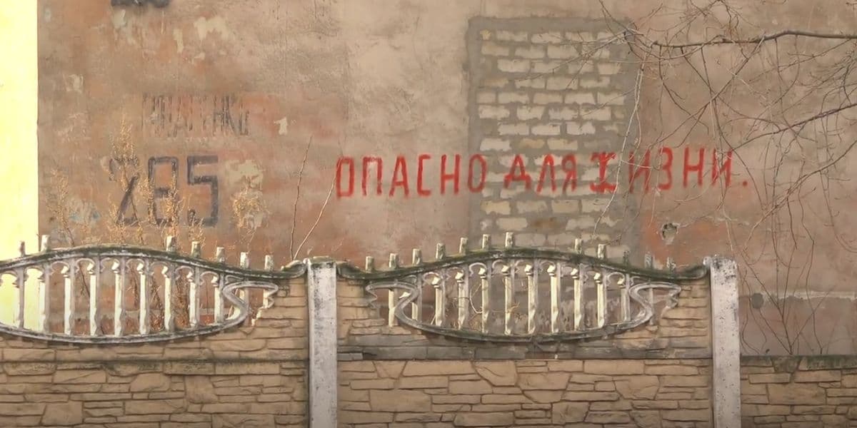 Постійні обвалення та “небезпечна зона”: як жителі Лисичанська виживають в аварійній оселі