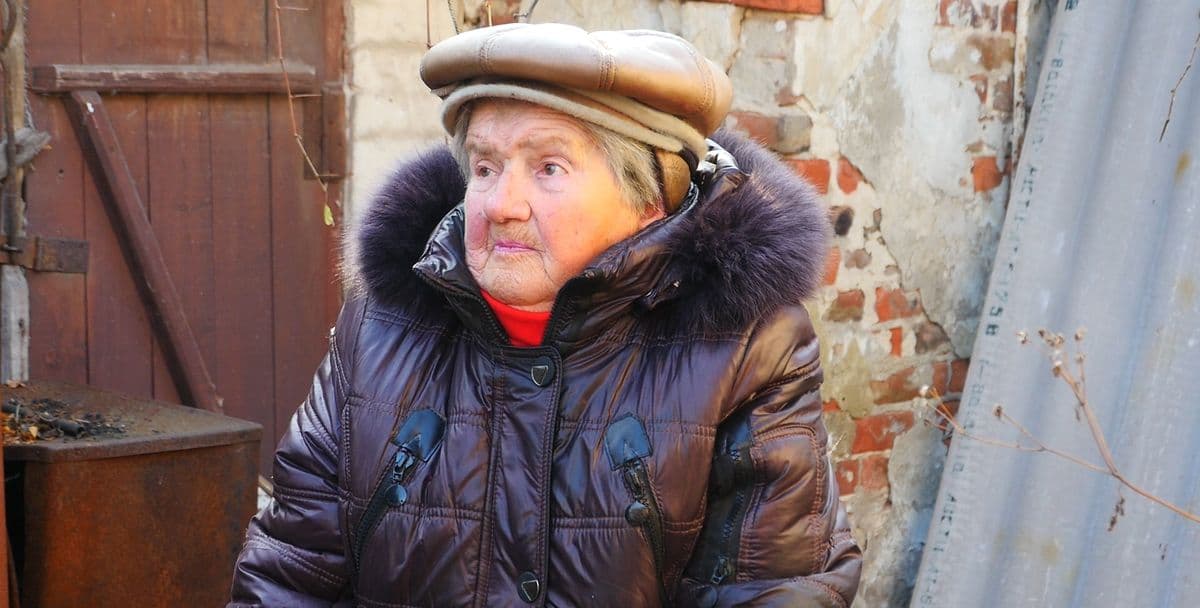 Остаться без дома после пожара и не сидеть сложа руки. История 92-летней уличной музыкантки Славянска