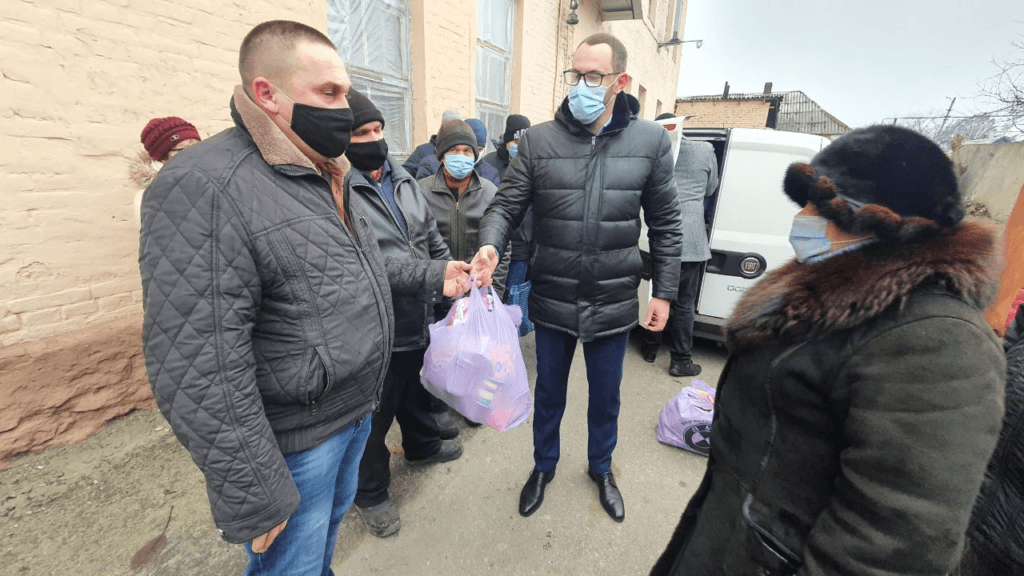 В Донецкой области снова будут выбирать народного депутата. Использовать шанс вне очереди попасть в Верховную Раду решили адвокат боевиков, поклонница антимайдана, продюсер санкционного телеканала и другие персоны.