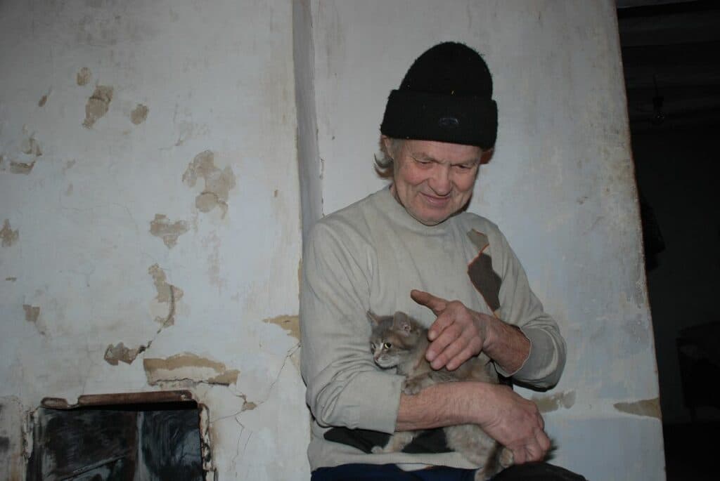 "Снится, что снова рисую". Художник из прифронтового села на Донетчине мечтает вернуть зрение