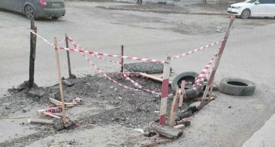Фотофакт: на одной из дорог Луганска яма диаметром в 2 метра