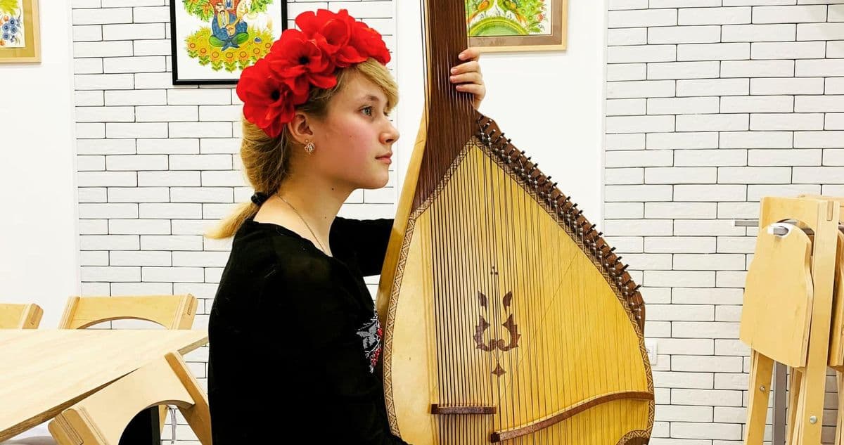 бандура дівчина