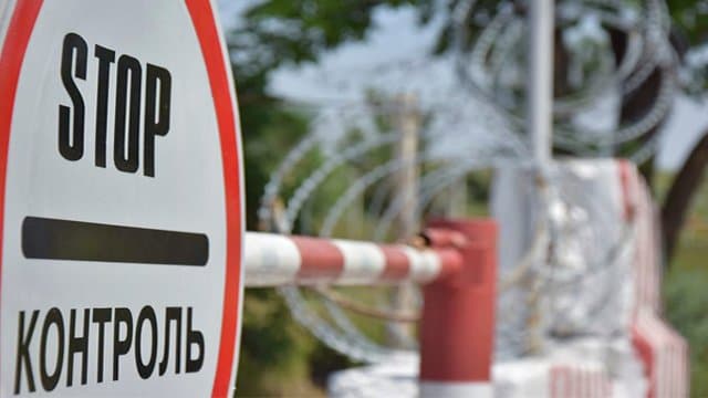 Жители оккупированного Донбасса, сообщили, что ощущают себя в заложниках из-за закрытых КПП