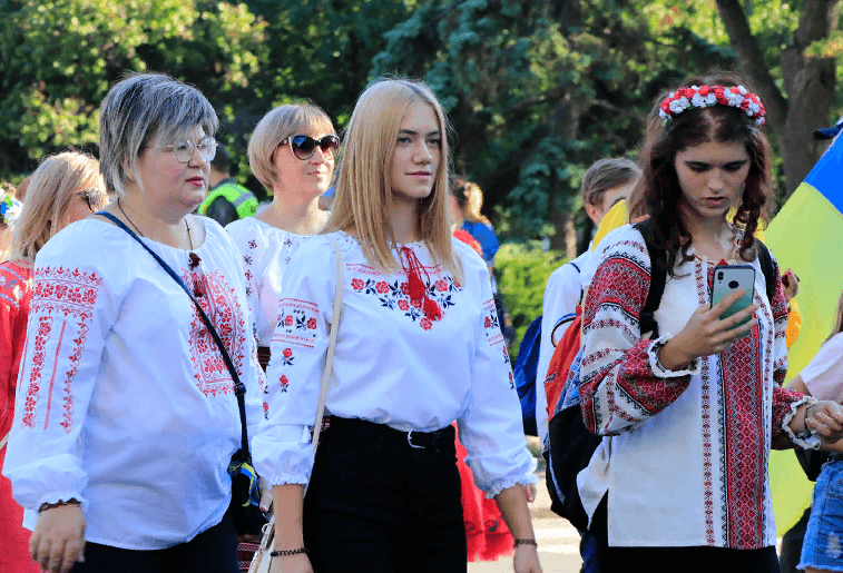 Парад вышиванок в Славянске