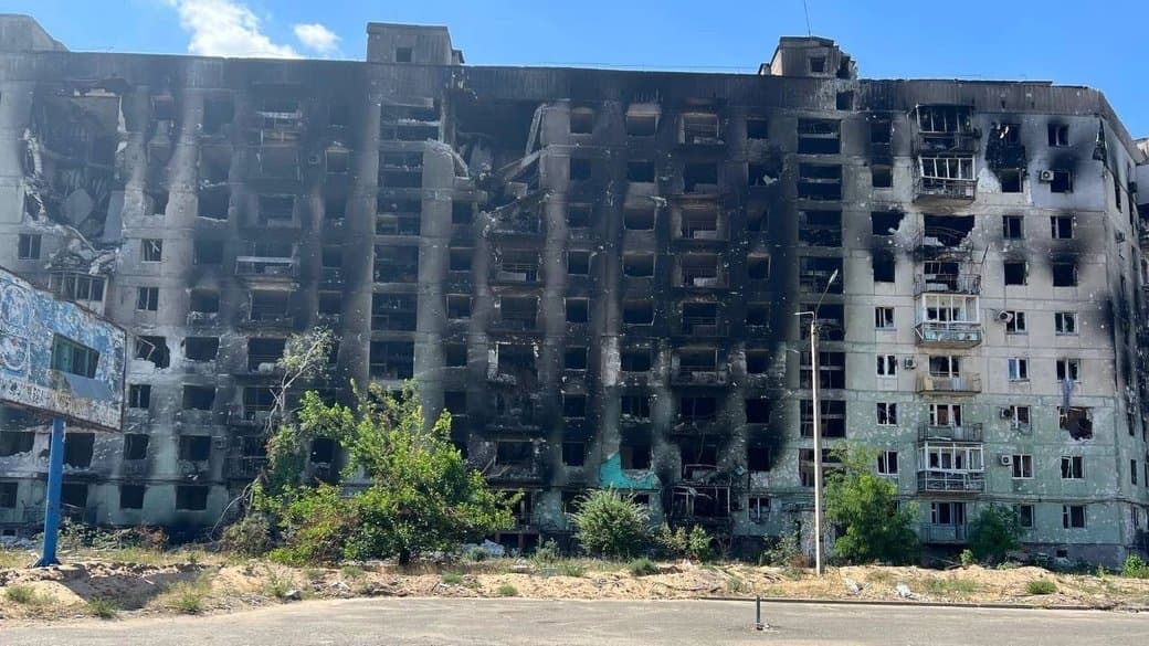 У Сєвєродонецьку обвалюються пошкоджені обстрілами будинки