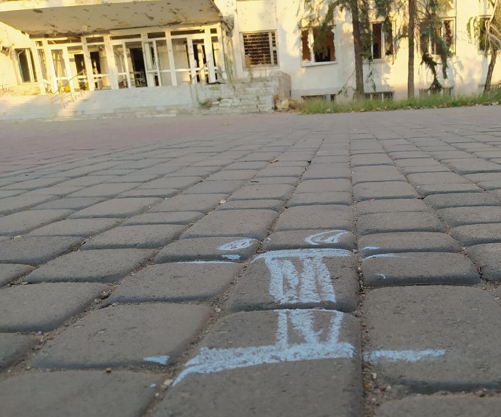 жовта стрічка схід