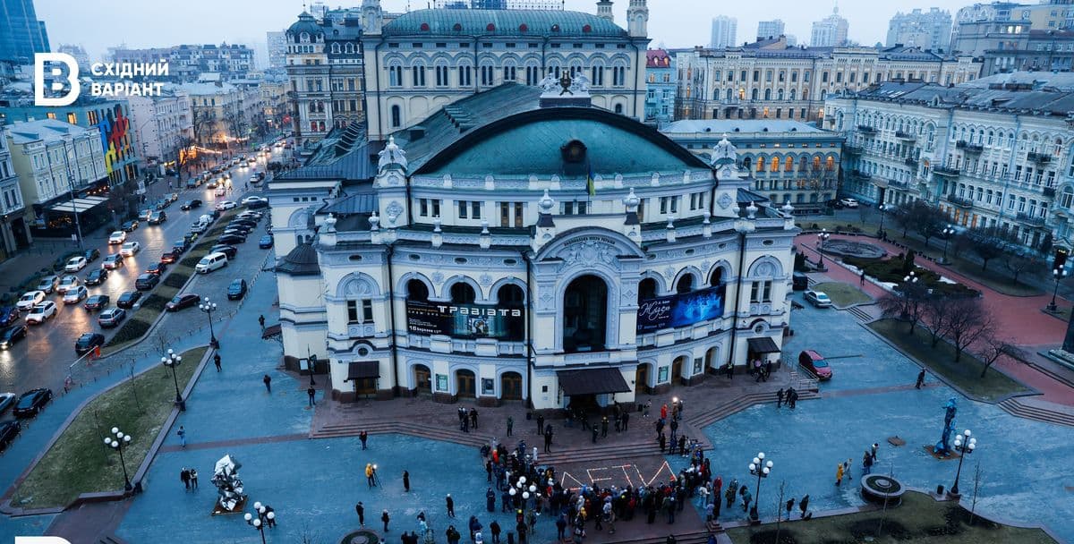 головна у Києві пам'ять загиблих у Драмтеатрі Маріуполя
