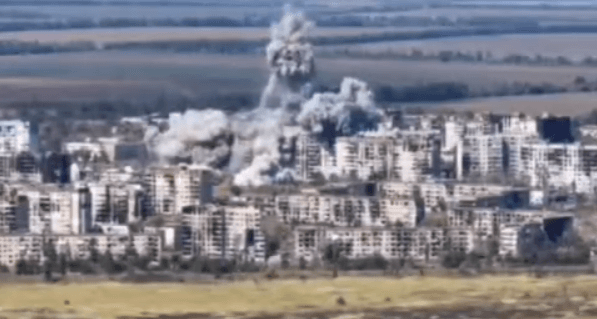 Росіяни публікують кадри удару ФАБ-500 по багатоповерхових будинках у Вугледарі, - Андрющенко