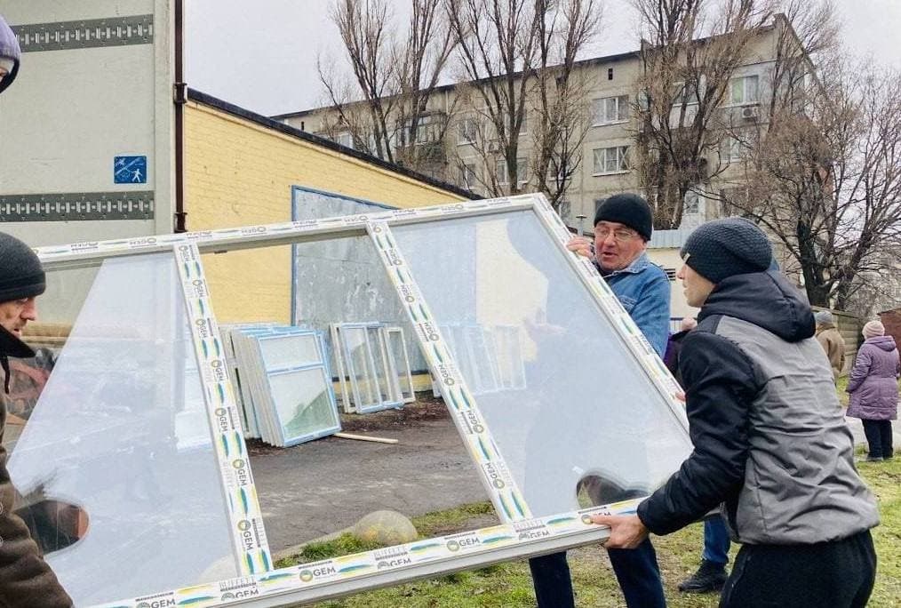 Американський благодійний фонд надіслав вантаж для відновлення пошкоджених вікон у Покровську (фото)