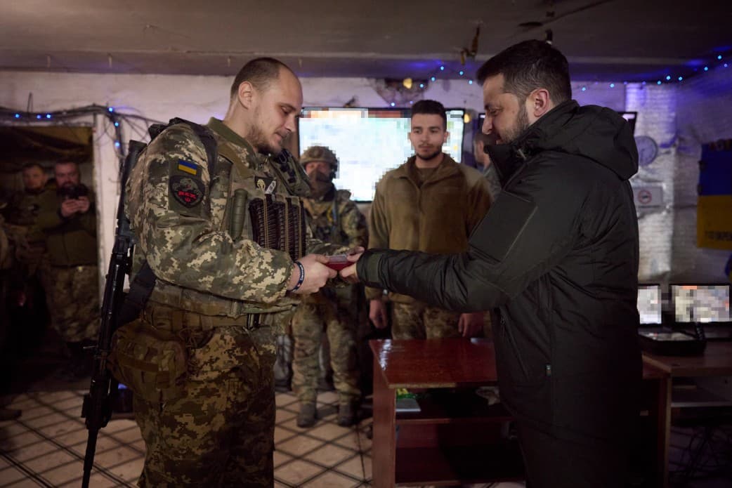 Зеленський вручив оборонцям Авдіївки державні нагороди