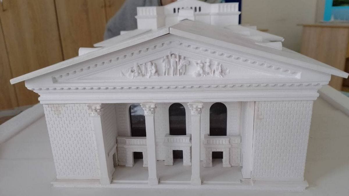 У Рівному зробили модель Драмтеатру Маріуполя