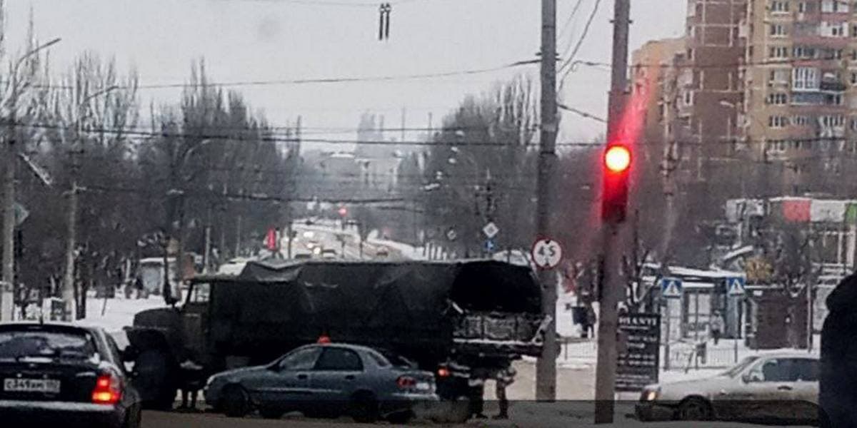 В окупованому Маріуполі військова вантажівка переїхала цивільну автівку (фото)