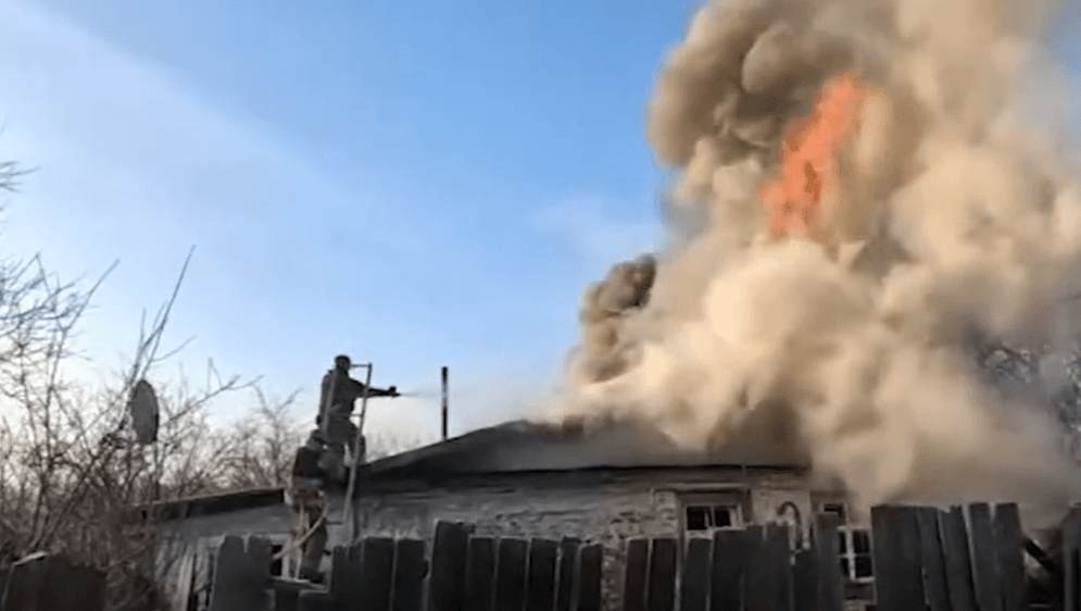 У Торецьку рятувальники ліквідували пожежу житлового будинку, яка виникла внаслідок ворожого обстрілу