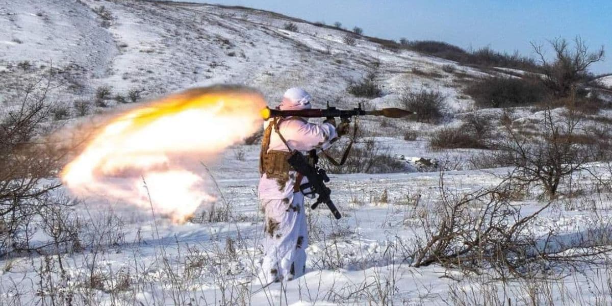 Військовий стріляє