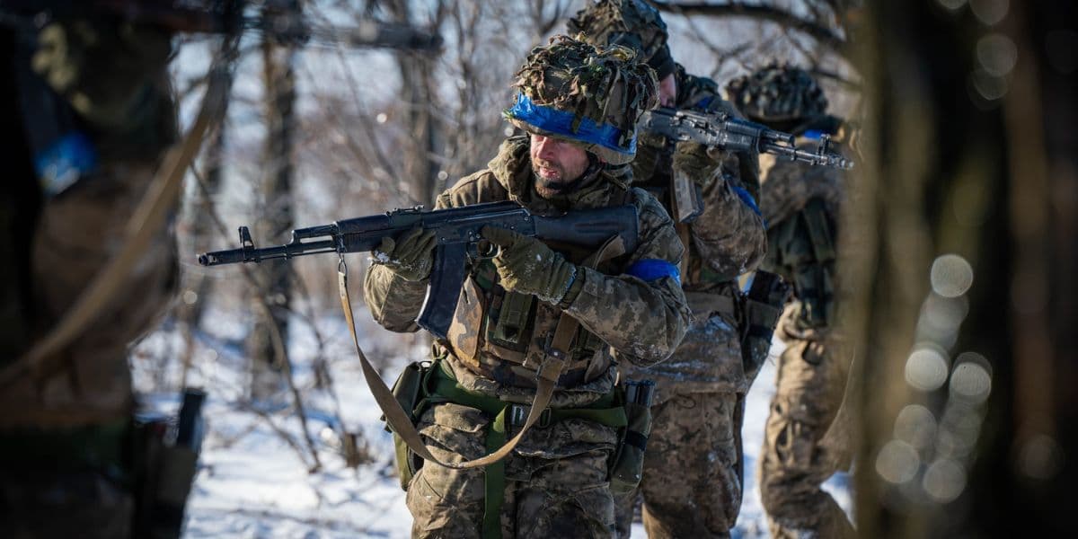 військові