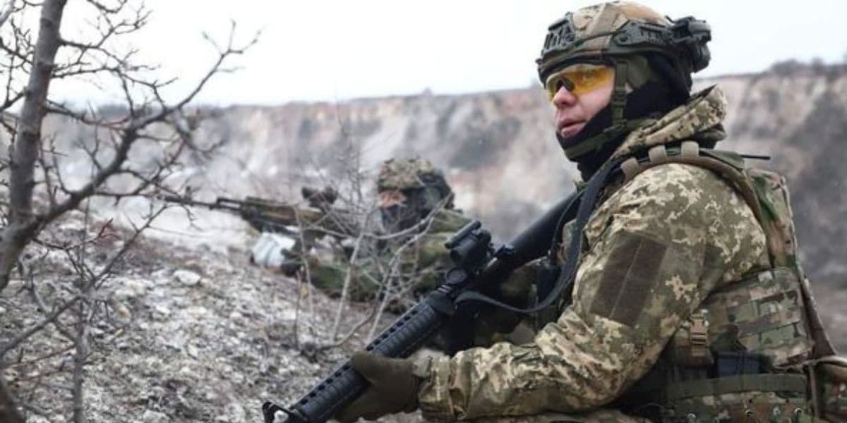 військові