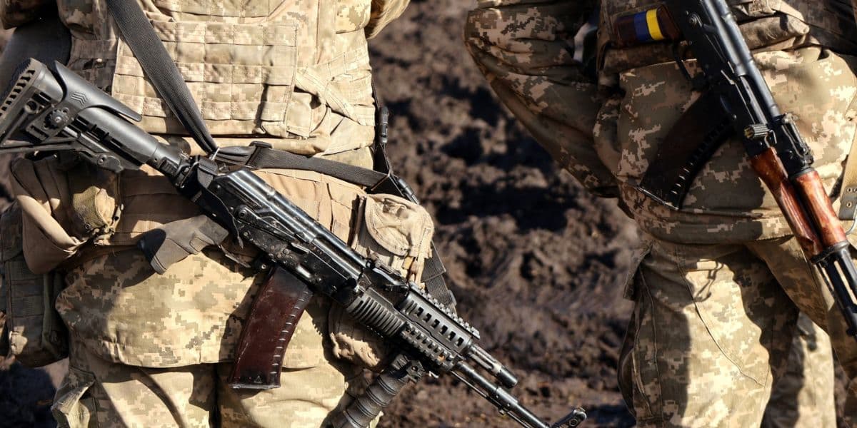 військові