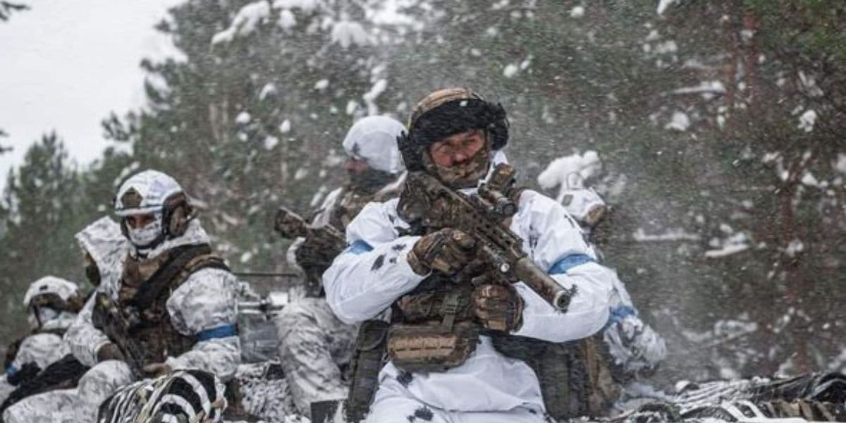 військові